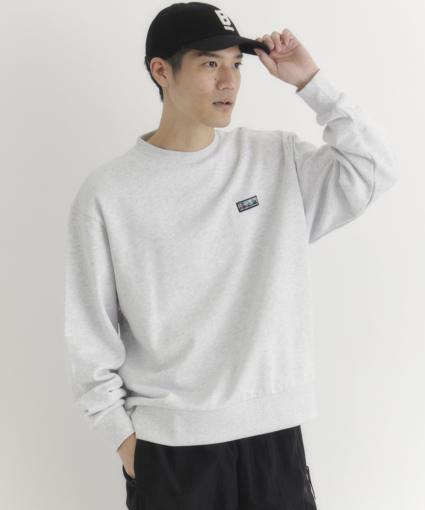 <カートにて10％off：WEB限定/12/8まで>胸ラベルロゴクルーネックトレーナー