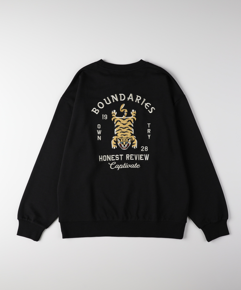 <カートにて10％off：WEB限定/12/8まで>刺繍グラフィッククルーネックトレーナー