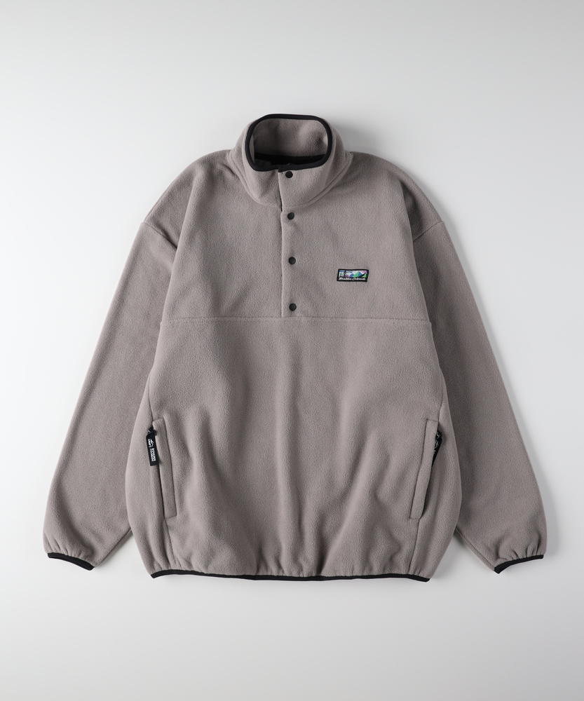 <カートにて10％off：WEB限定/12/8まで>フリースハーフスナップロゴトレーナー