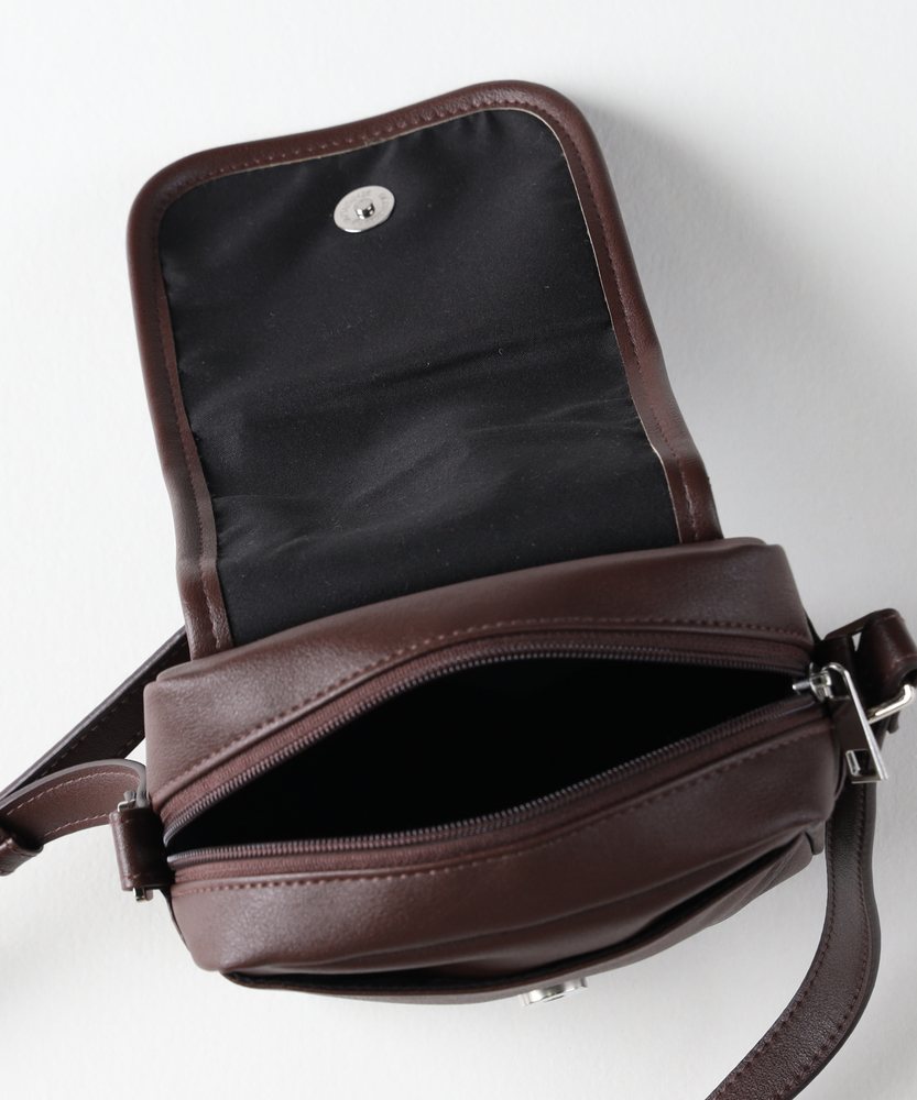 PUフラップショルダーバッグ(ONE SIZE ブラック): ファッション雑貨